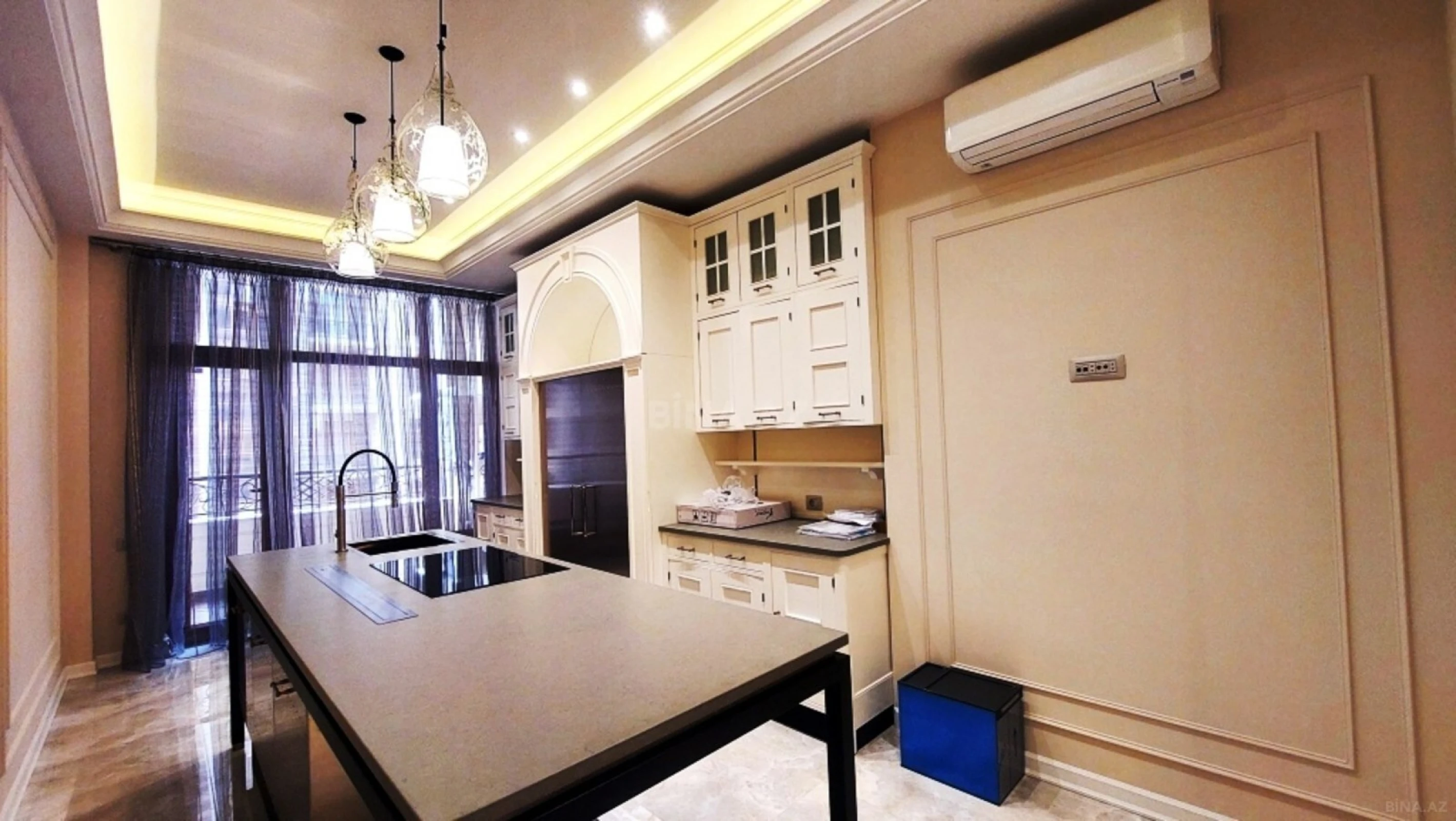 Satılır 4 otaqlı mənzil 256 m²