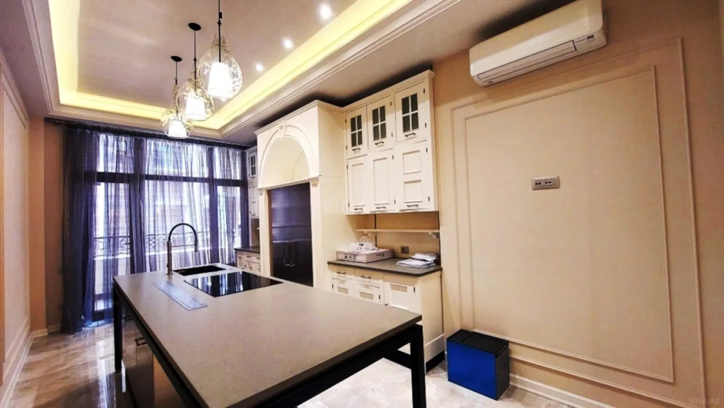 Satılır 4 otaqlı mənzil 256 m²