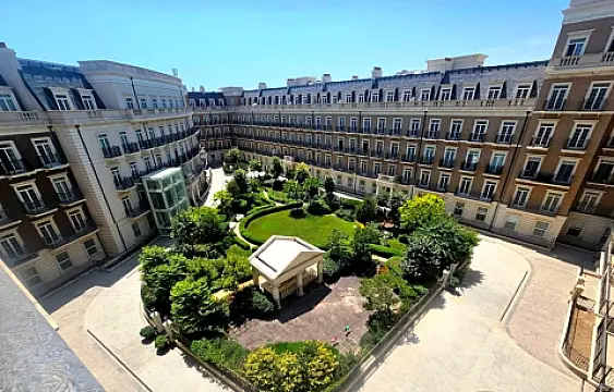 Satılır 4 otaqlı mənzil 256 m²