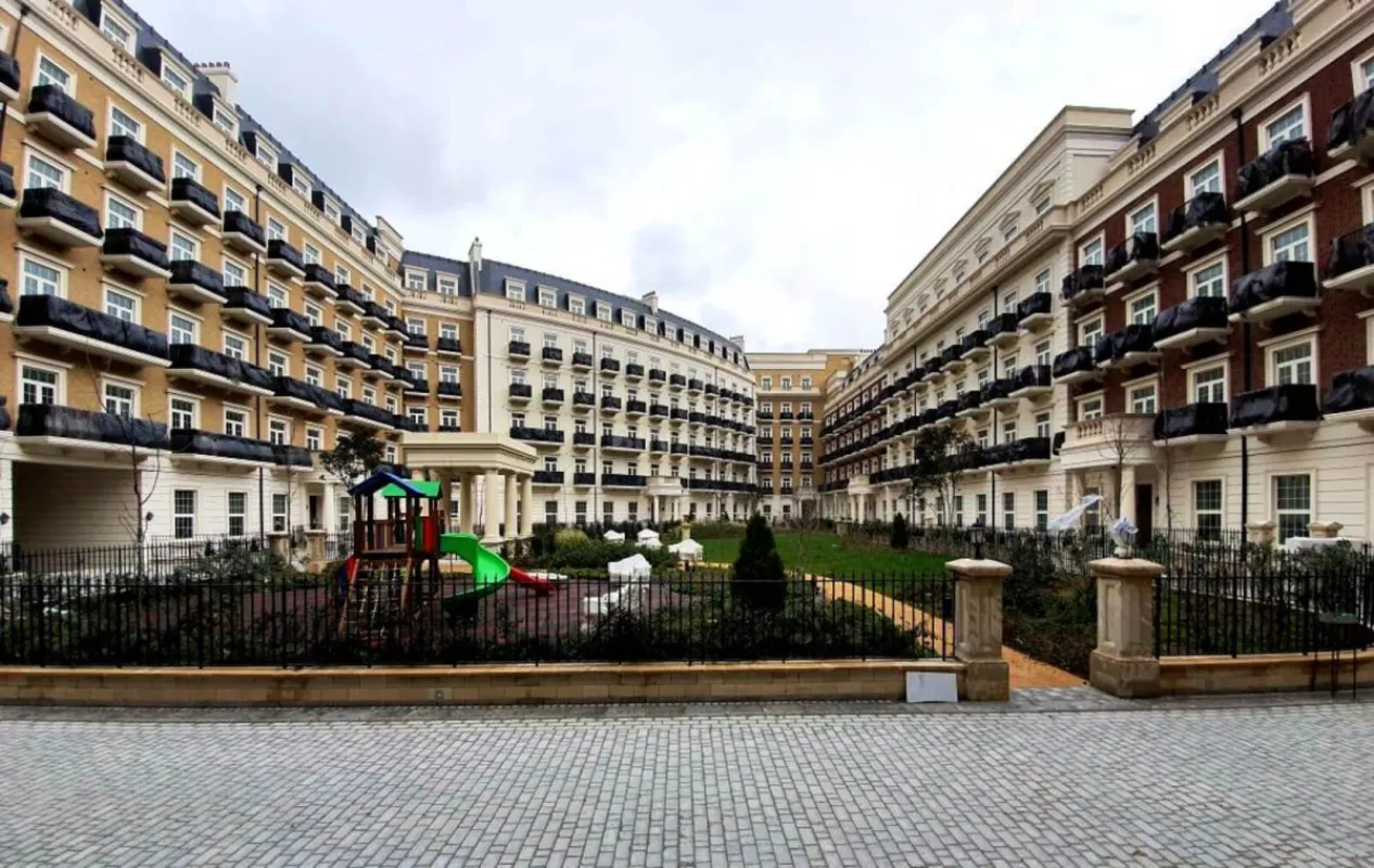 Satılır 4 otaqlı mənzil 256 m²