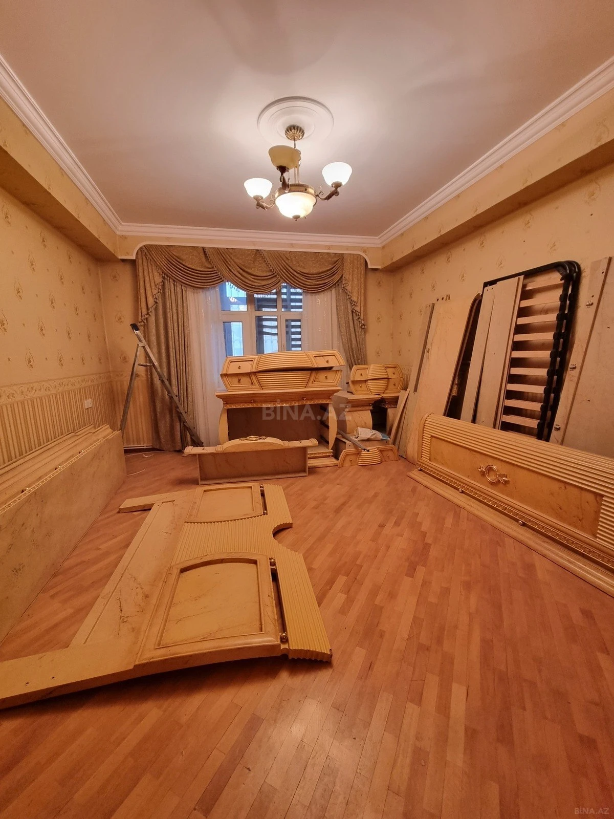 Satılır 4 otaqlı mənzil 170 m²