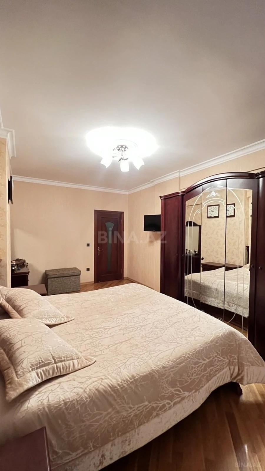 Satılır 3 otaqlı mənzil 132 m²