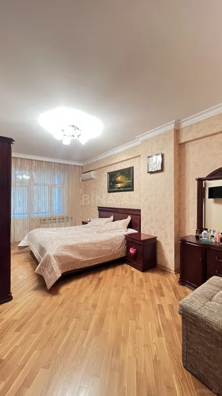 Satılır 3 otaqlı mənzil 132 m²