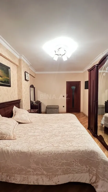 Satılır 3 otaqlı mənzil 132 m²