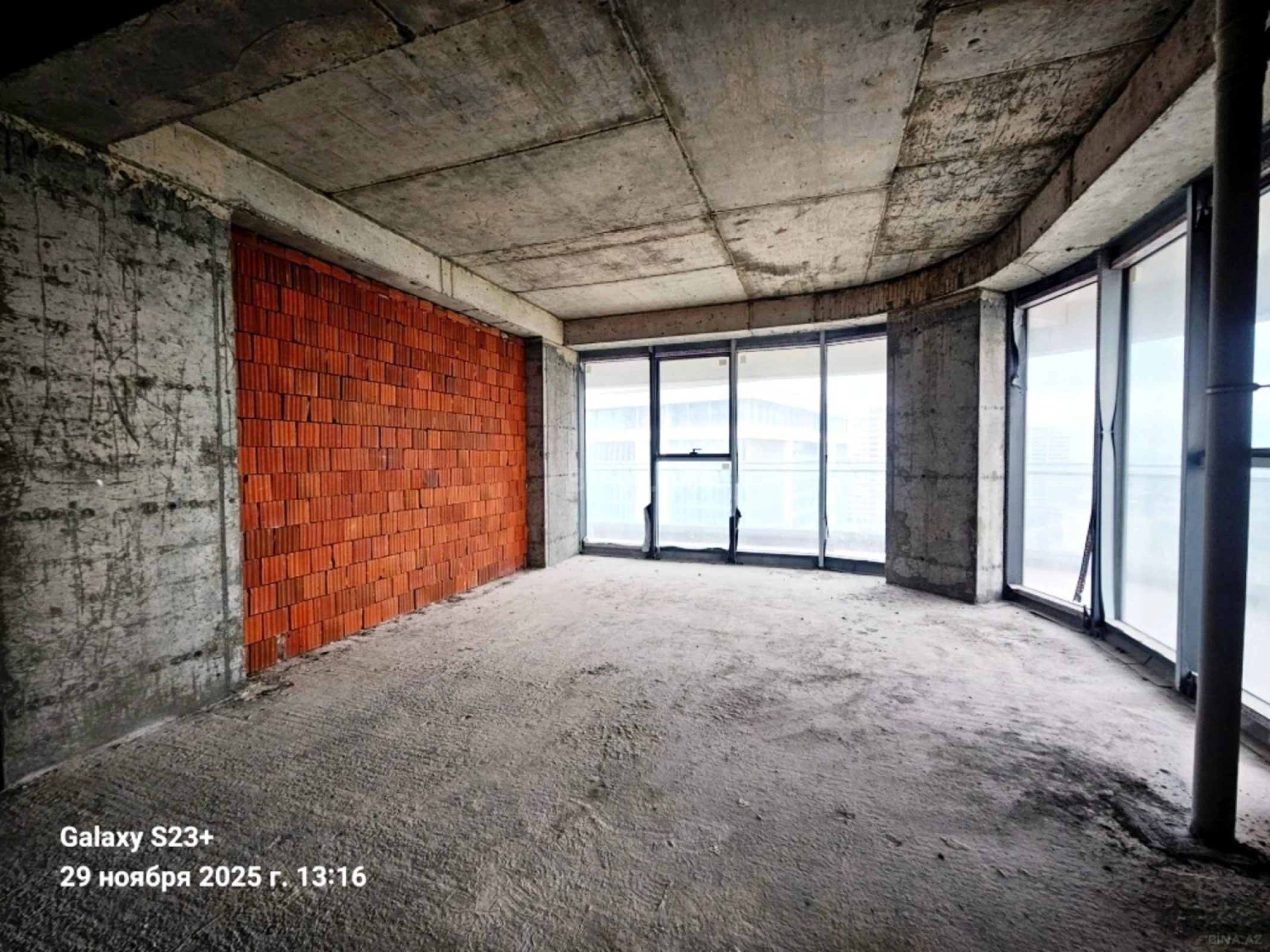 Satılır 4 otaqlı mənzil 225 m²