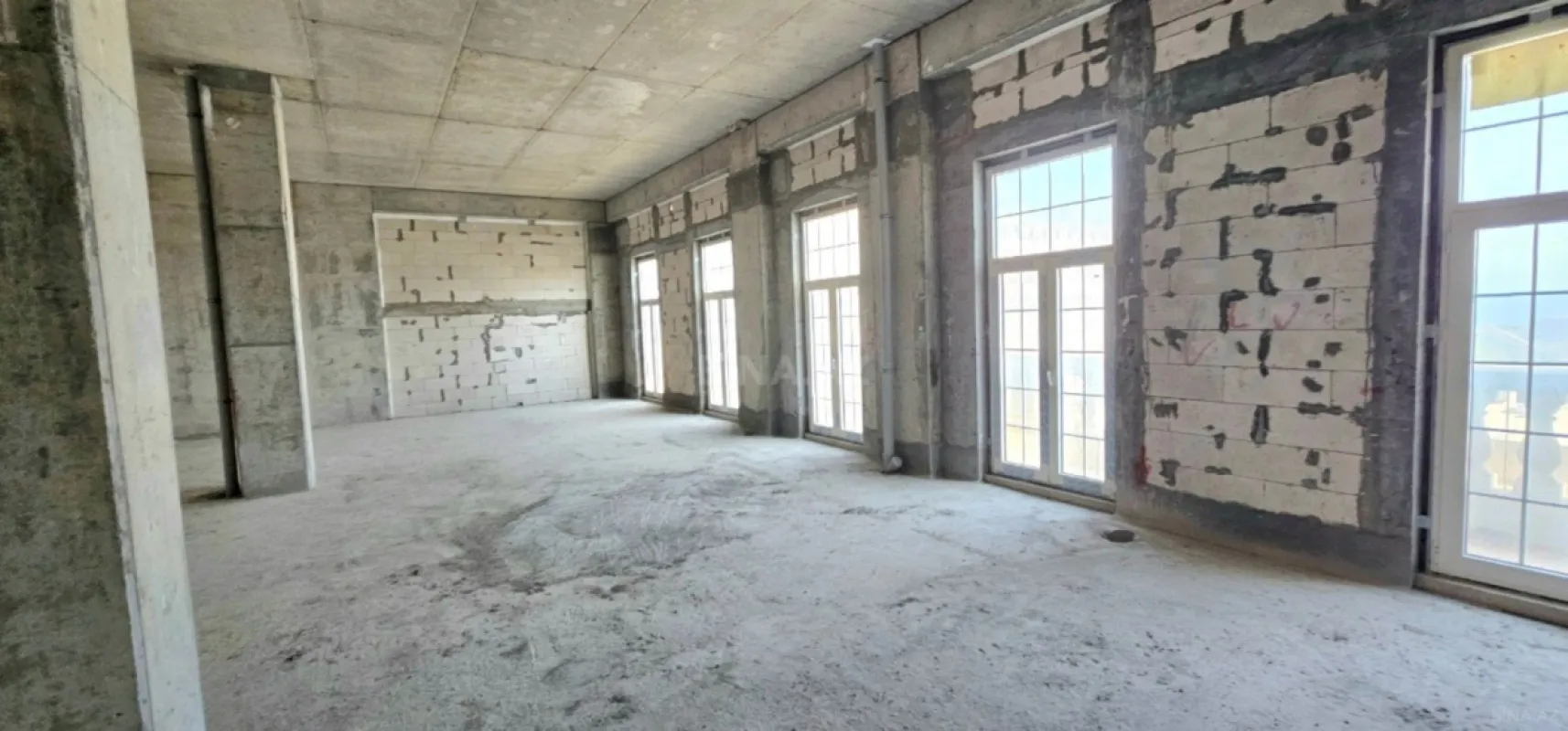 Satılır 4 otaqlı mənzil 143 m²