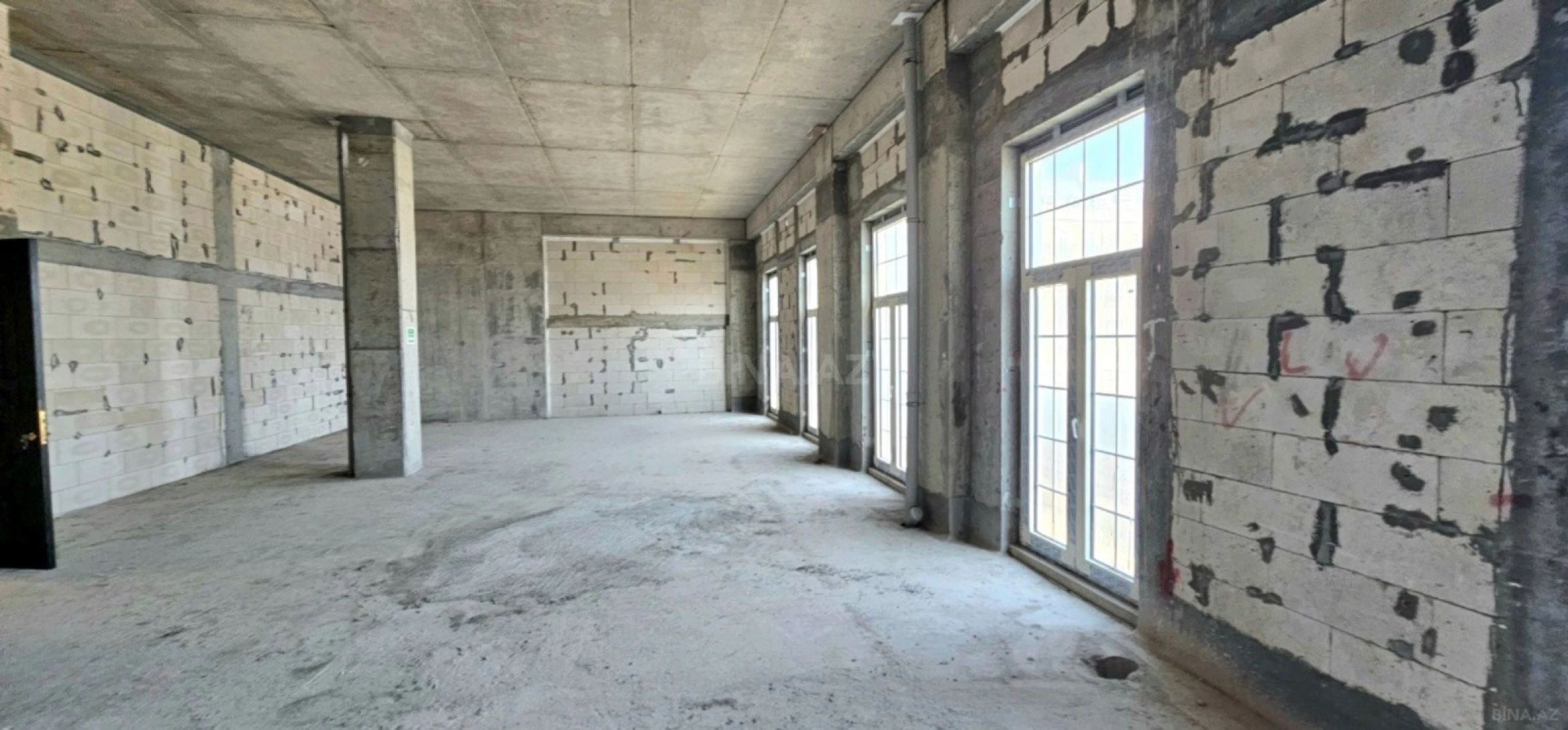 Satılır 4 otaqlı mənzil 143 m²