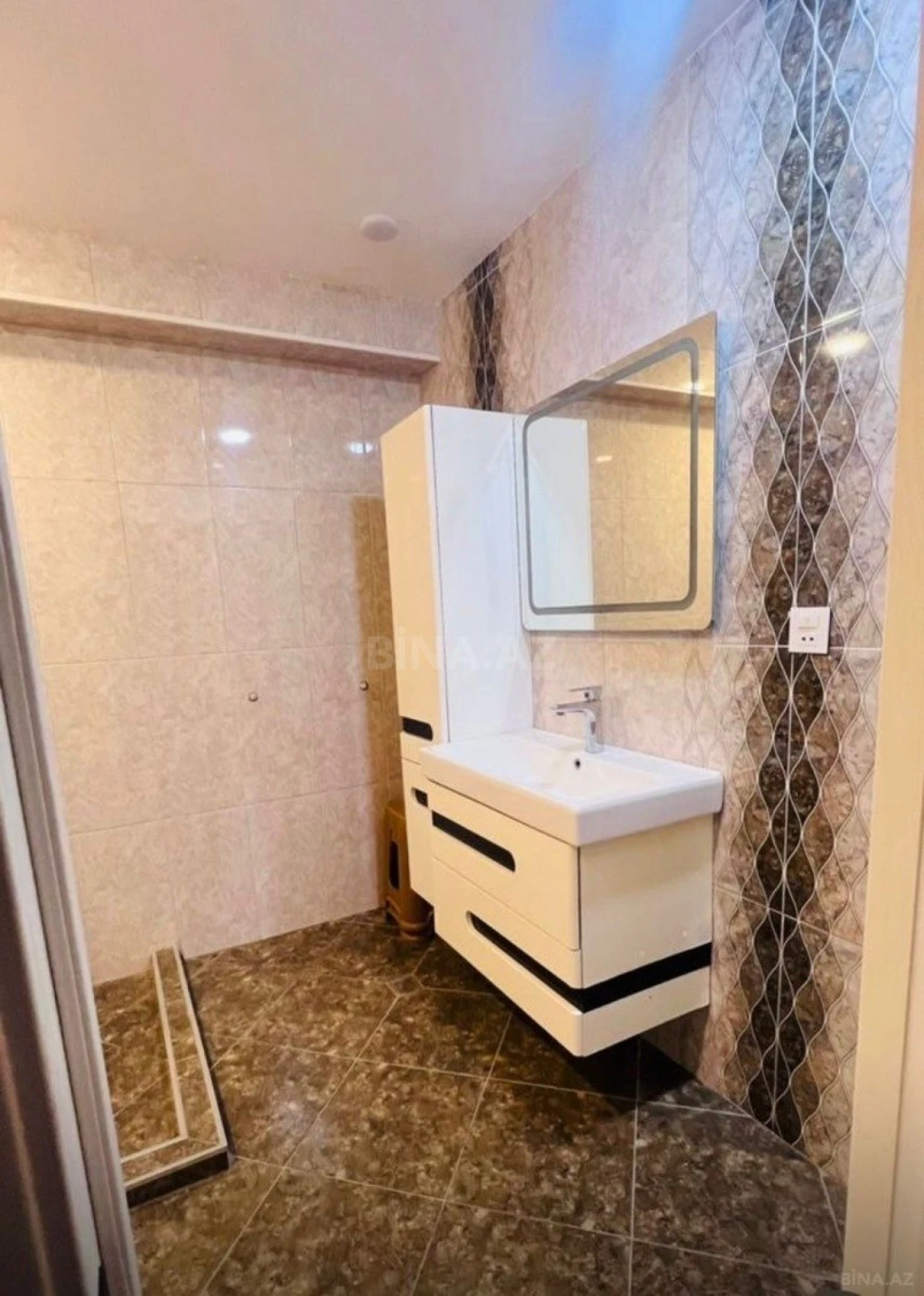 Satılır 3 otaqlı mənzil 121 m²