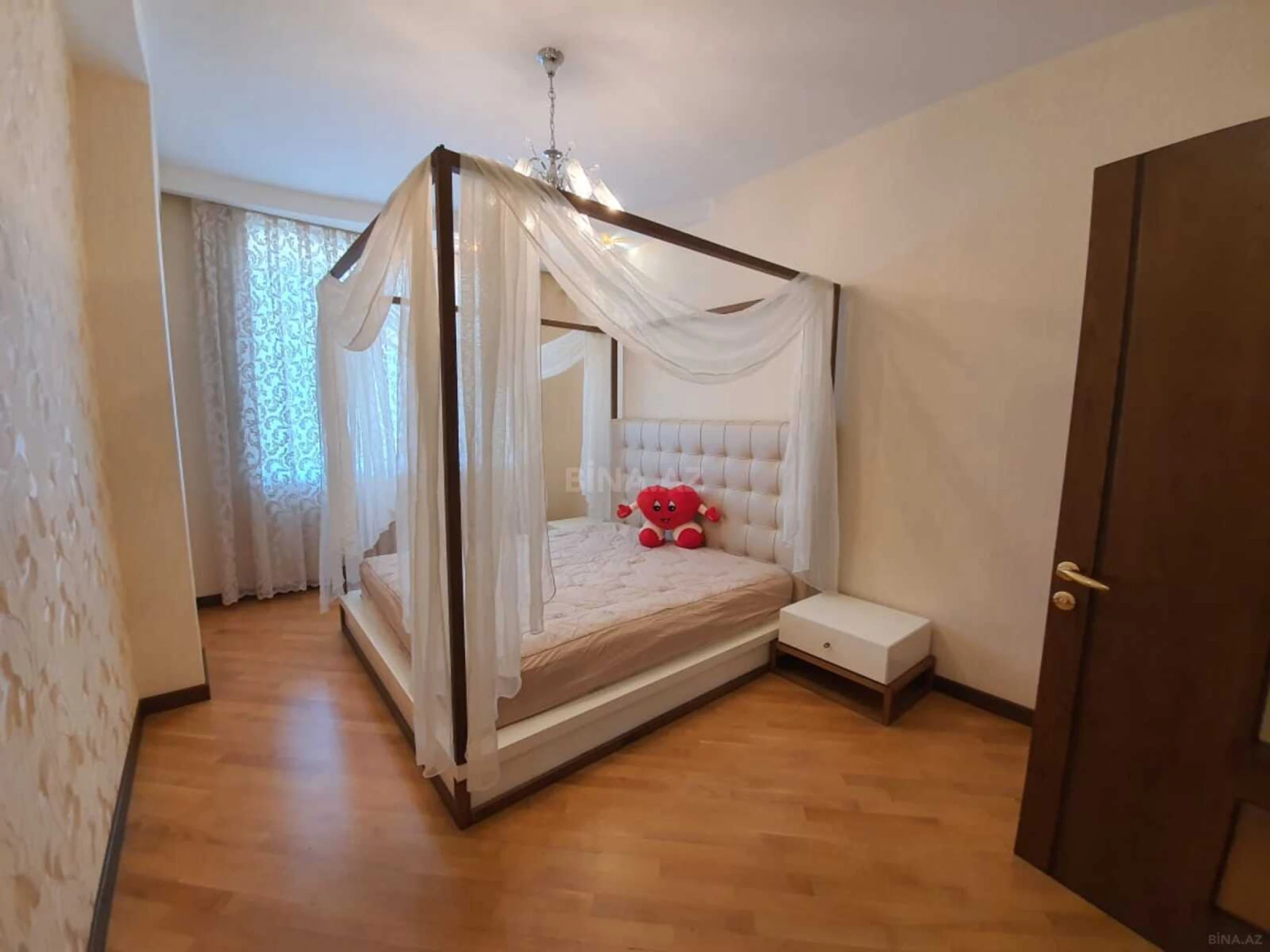 Kirayə verilir 4 otaqlı mənzil 188 m²