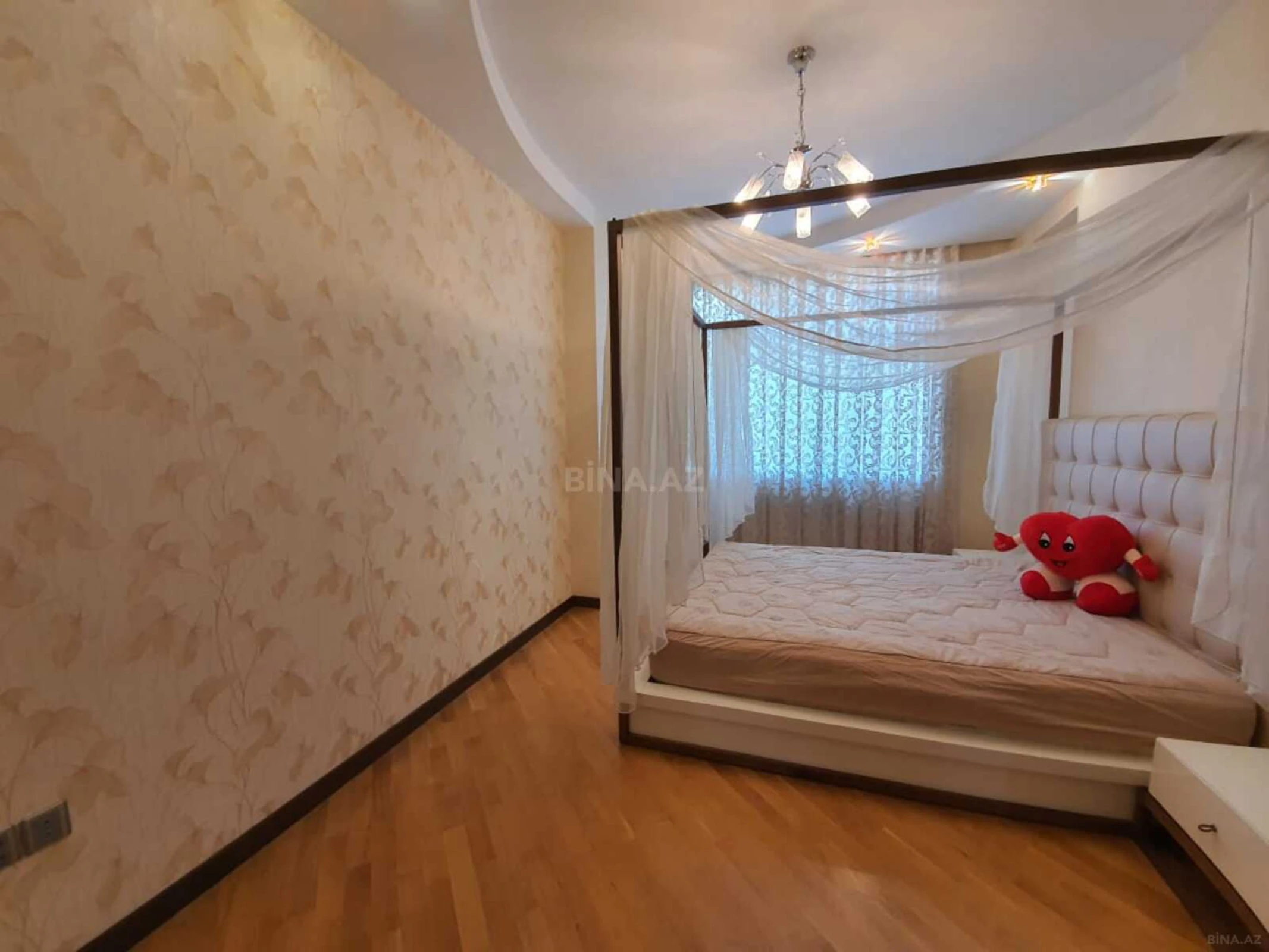 Kirayə verilir 4 otaqlı mənzil 188 m²