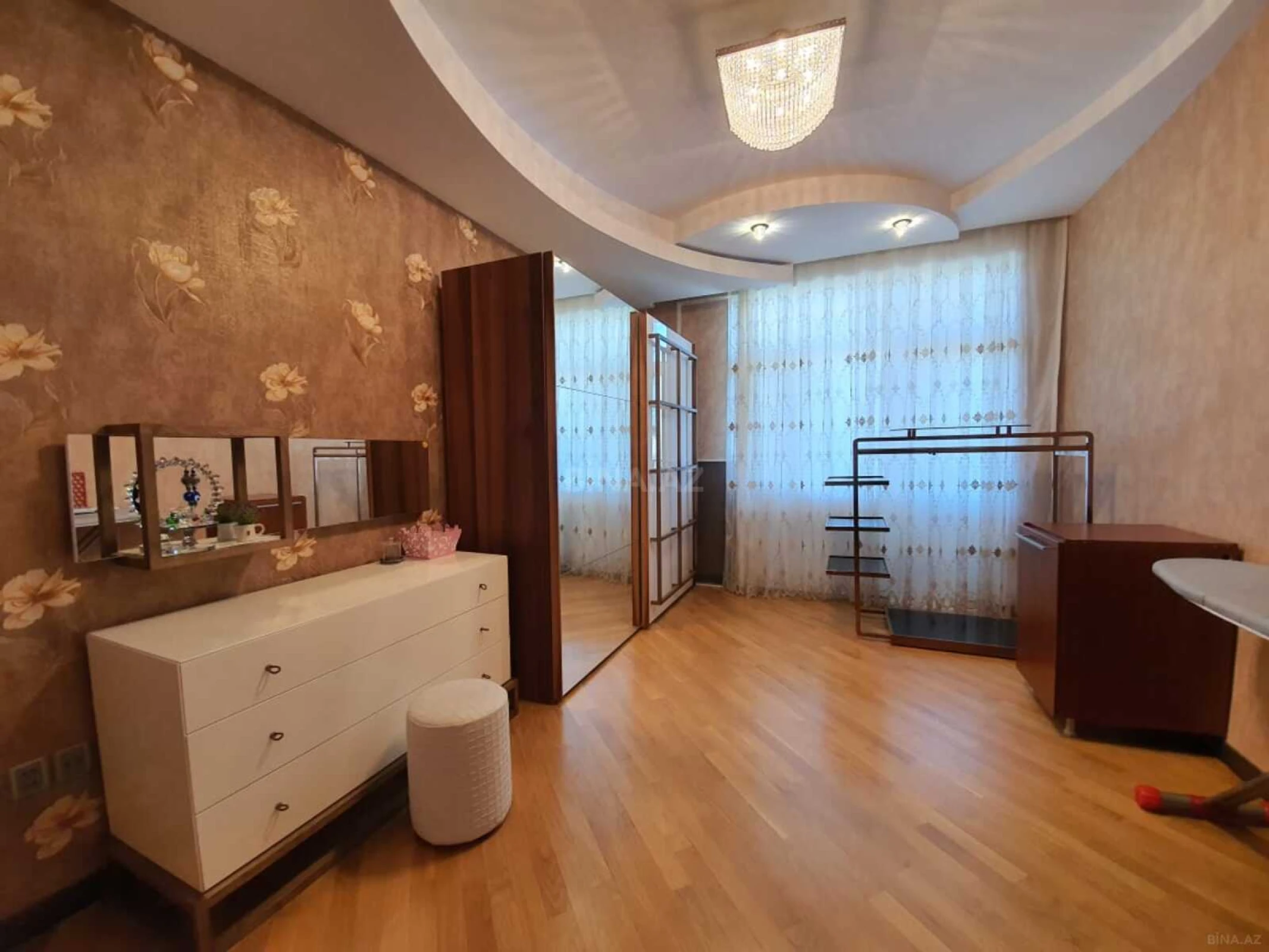 Kirayə verilir 4 otaqlı mənzil 188 m²