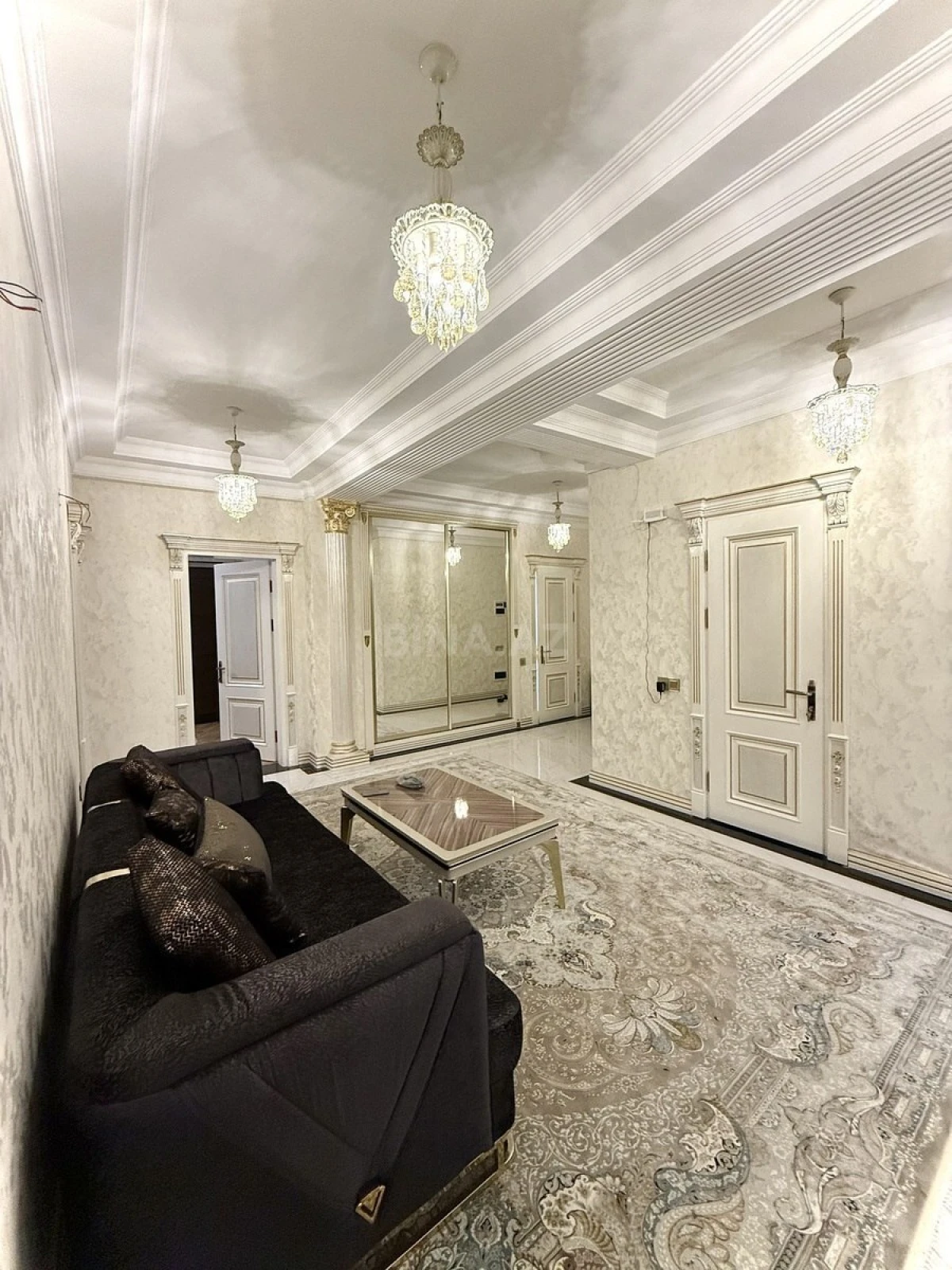 Satılır 4 otaqlı mənzil 170 m²