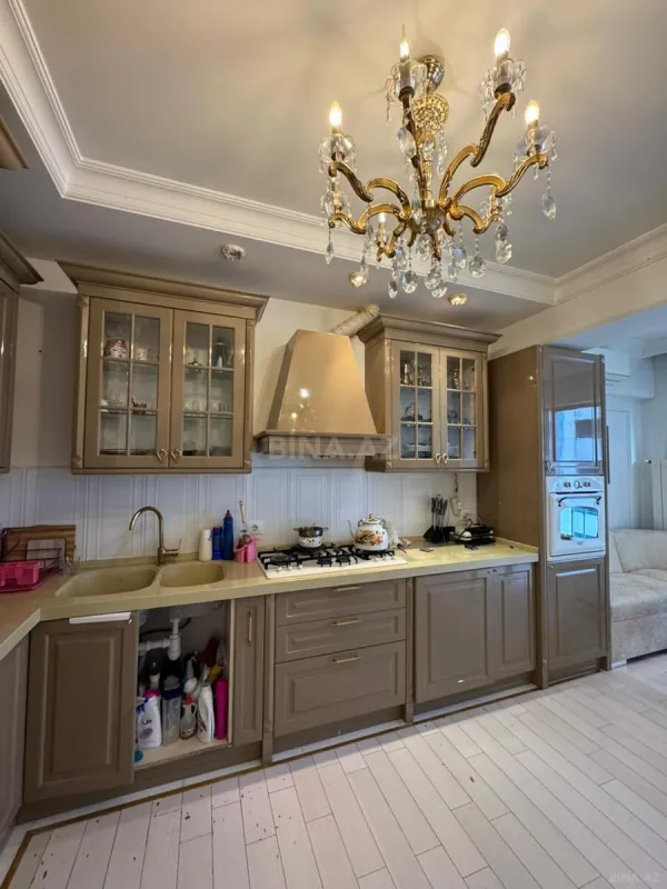 Satılır 4 otaqlı mənzil 181 m²