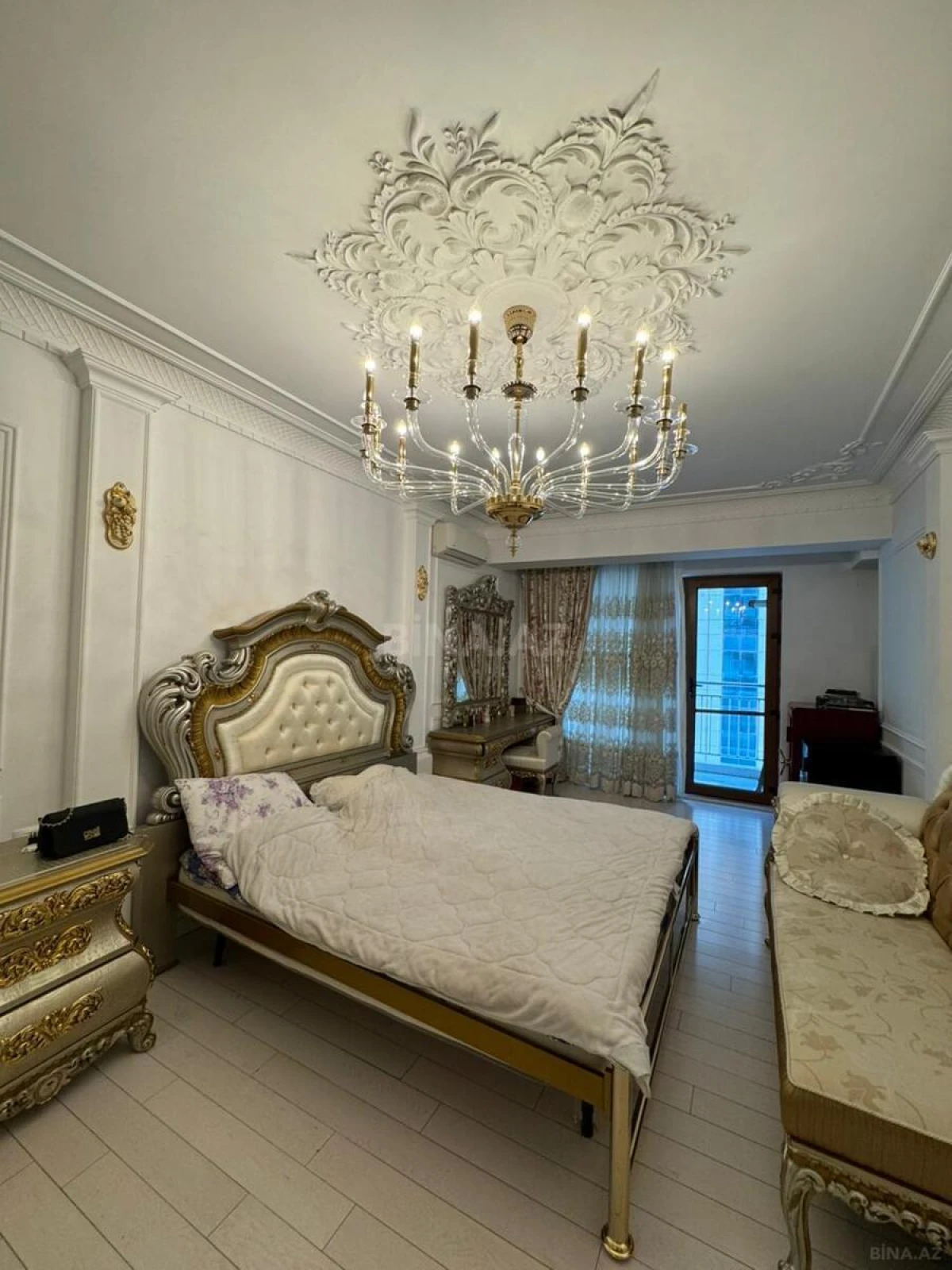 Satılır 4 otaqlı mənzil 181 m²