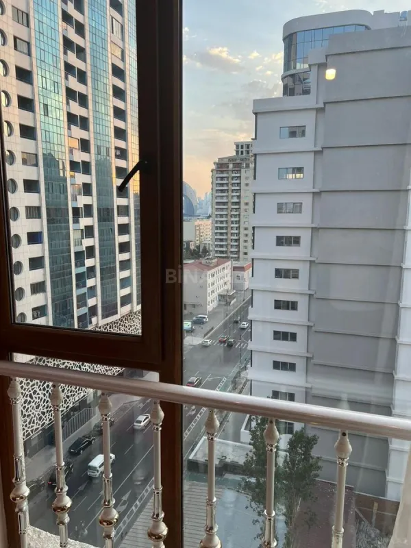 Satılır 4 otaqlı mənzil 181 m²