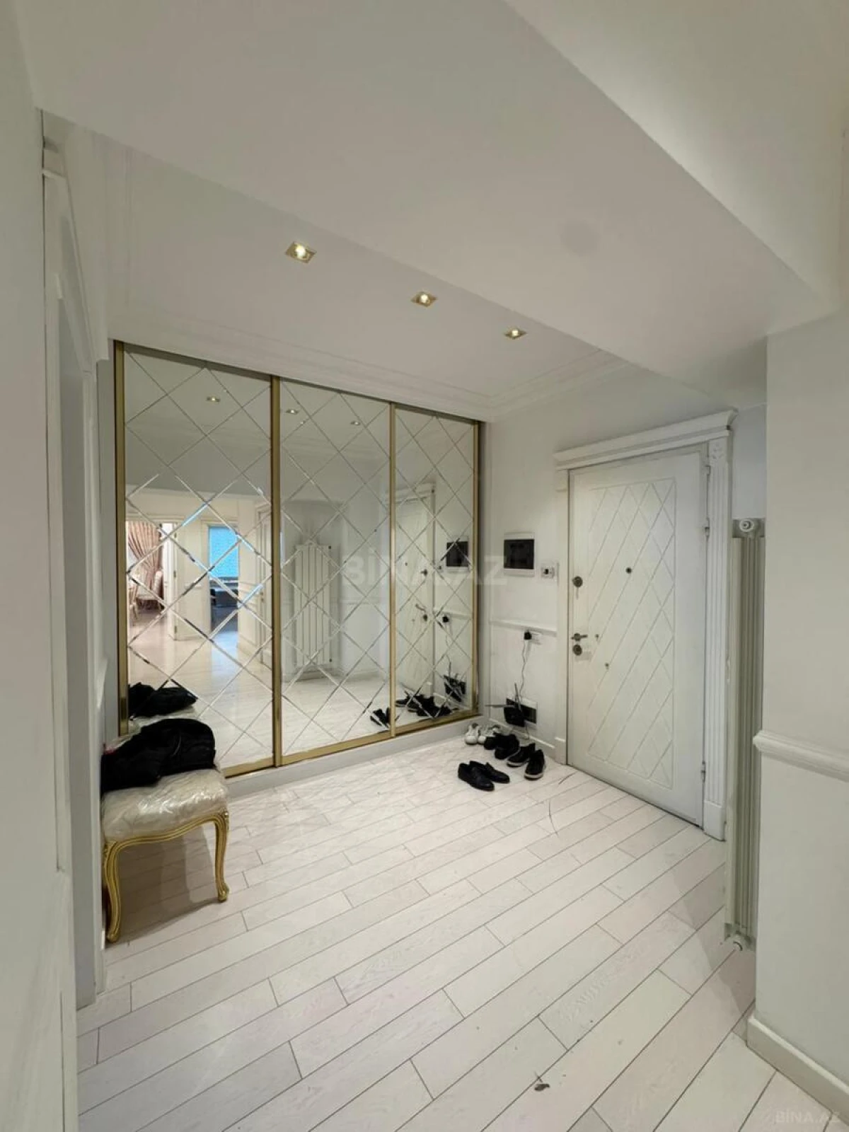 Satılır 4 otaqlı mənzil 181 m²