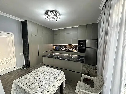 Satılır 7 otaqlı həyət evi 380 m²