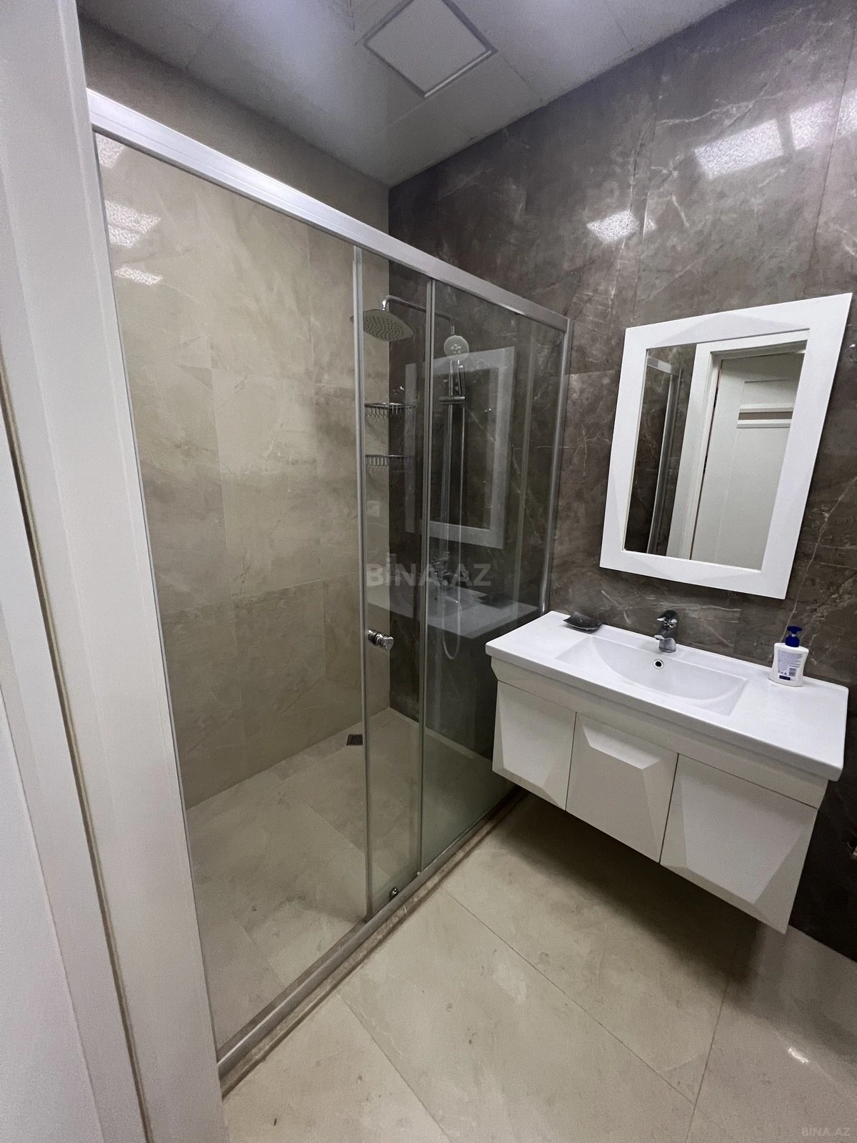 Kirayə verilir 2 otaqlı mənzil 96 m²