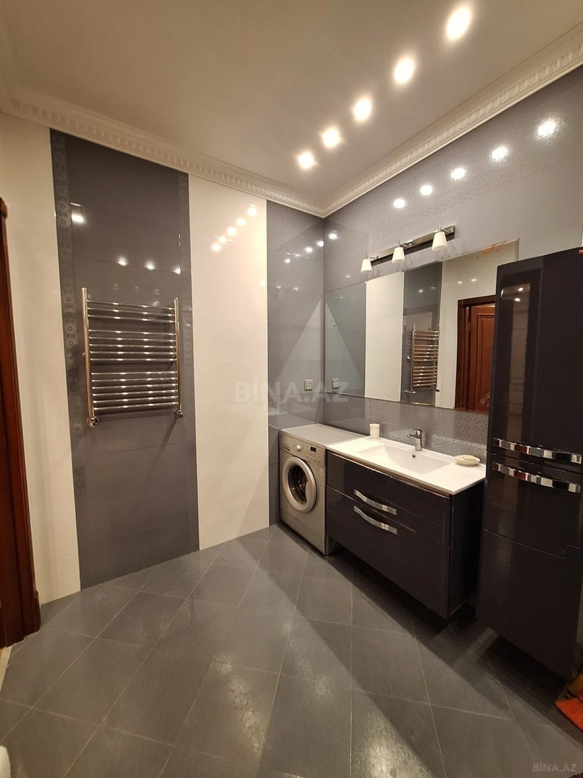 Satılır 3 otaqlı mənzil 150 m²