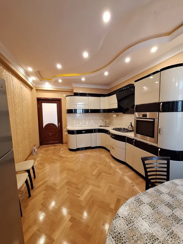 Satılır 3 otaqlı mənzil 150 m²