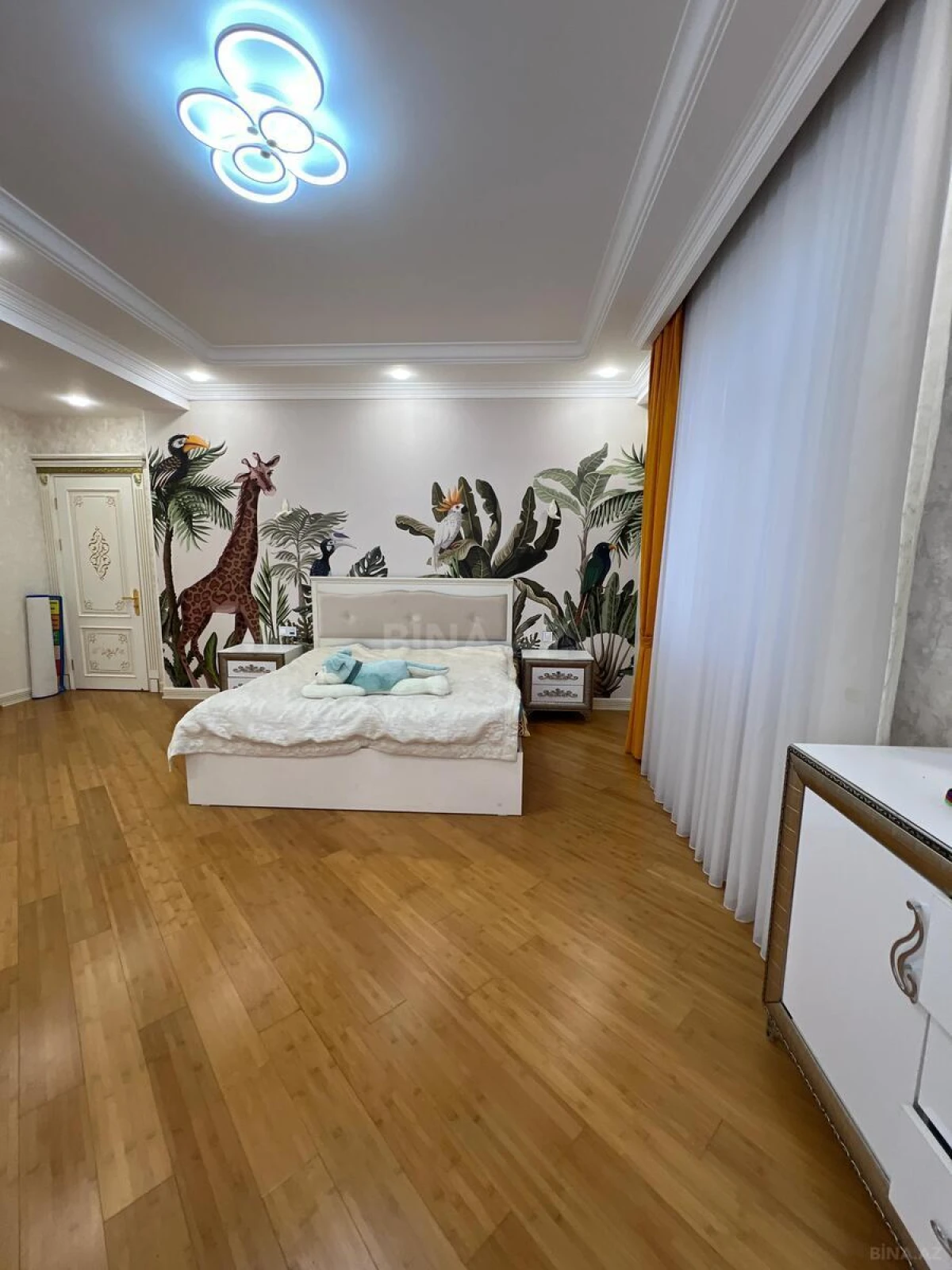 Satılır 10 otaqlı həyət evi 680 m²