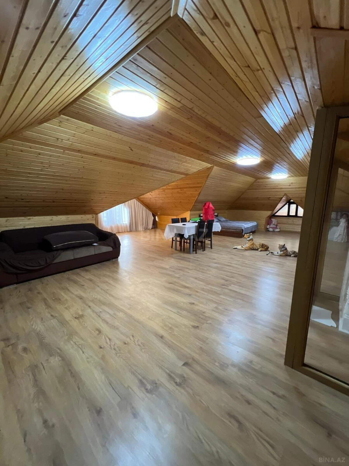 Satılır 10 otaqlı həyət evi 680 m²