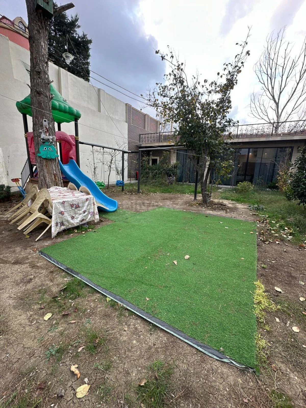 Satılır 10 otaqlı həyət evi 680 m²