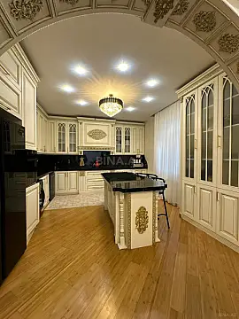 Satılır 10 otaqlı həyət evi 680 m²