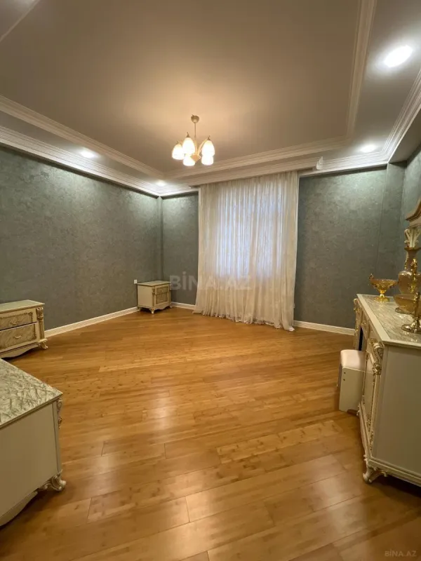 Satılır 10 otaqlı həyət evi 680 m²
