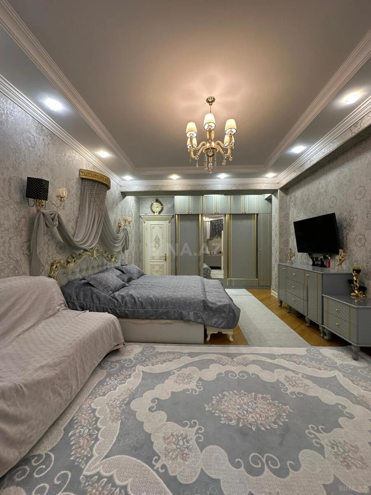 Satılır 10 otaqlı həyət evi 680 m²