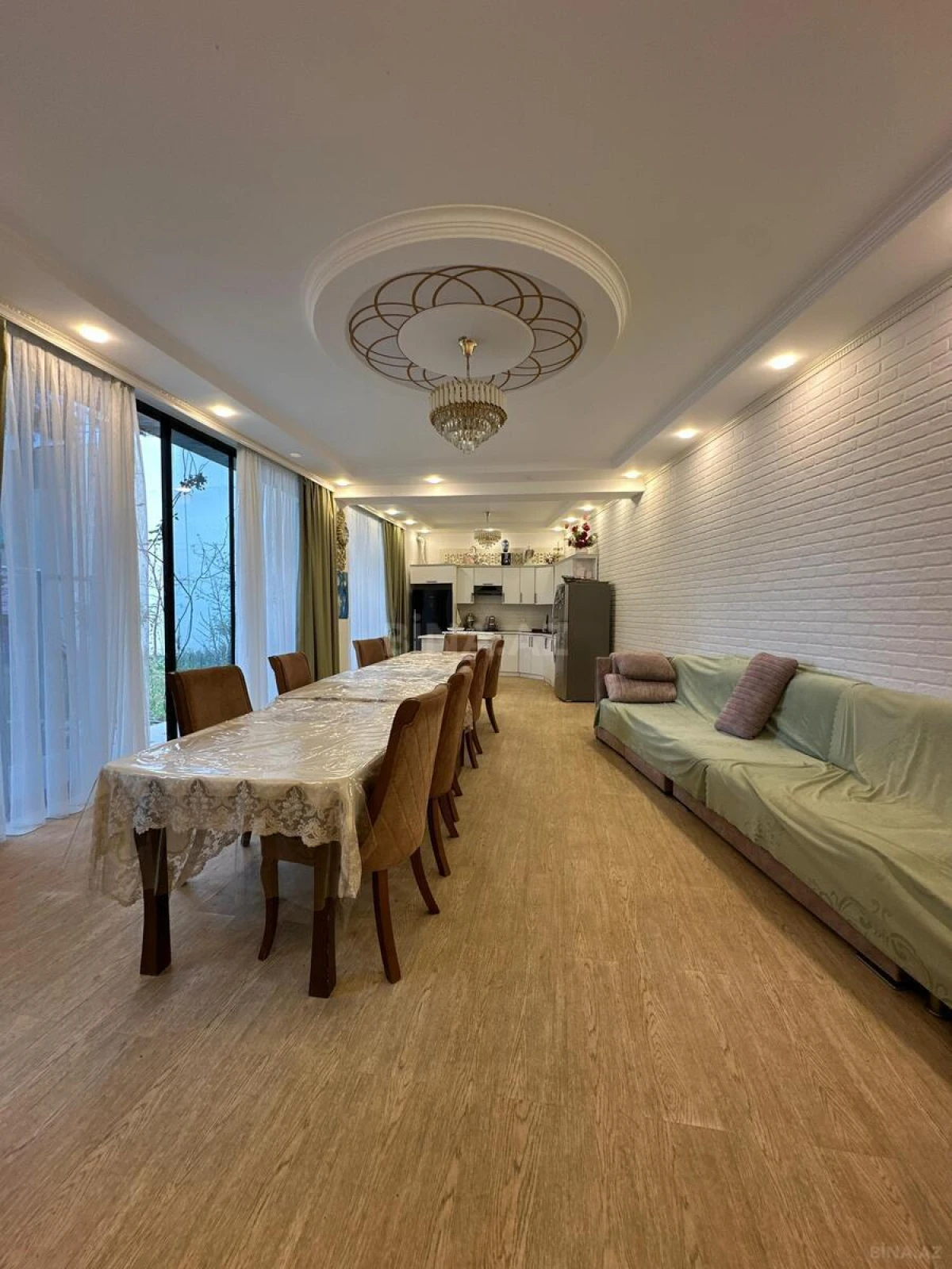 Satılır 10 otaqlı həyət evi 680 m²