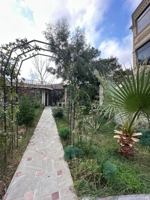 Satılır 10 otaqlı həyət evi 680 m²