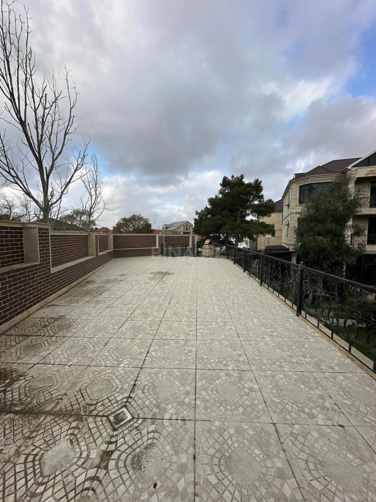 Satılır 10 otaqlı həyət evi 680 m²