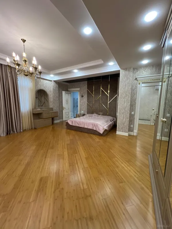 Satılır 10 otaqlı həyət evi 680 m²