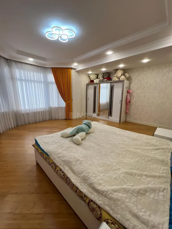 Satılır 10 otaqlı həyət evi 680 m²