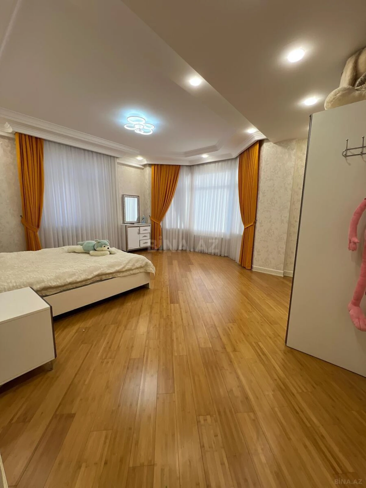 Satılır 10 otaqlı həyət evi 680 m²