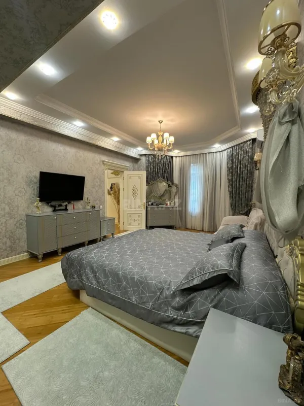 Satılır 10 otaqlı həyət evi 680 m²