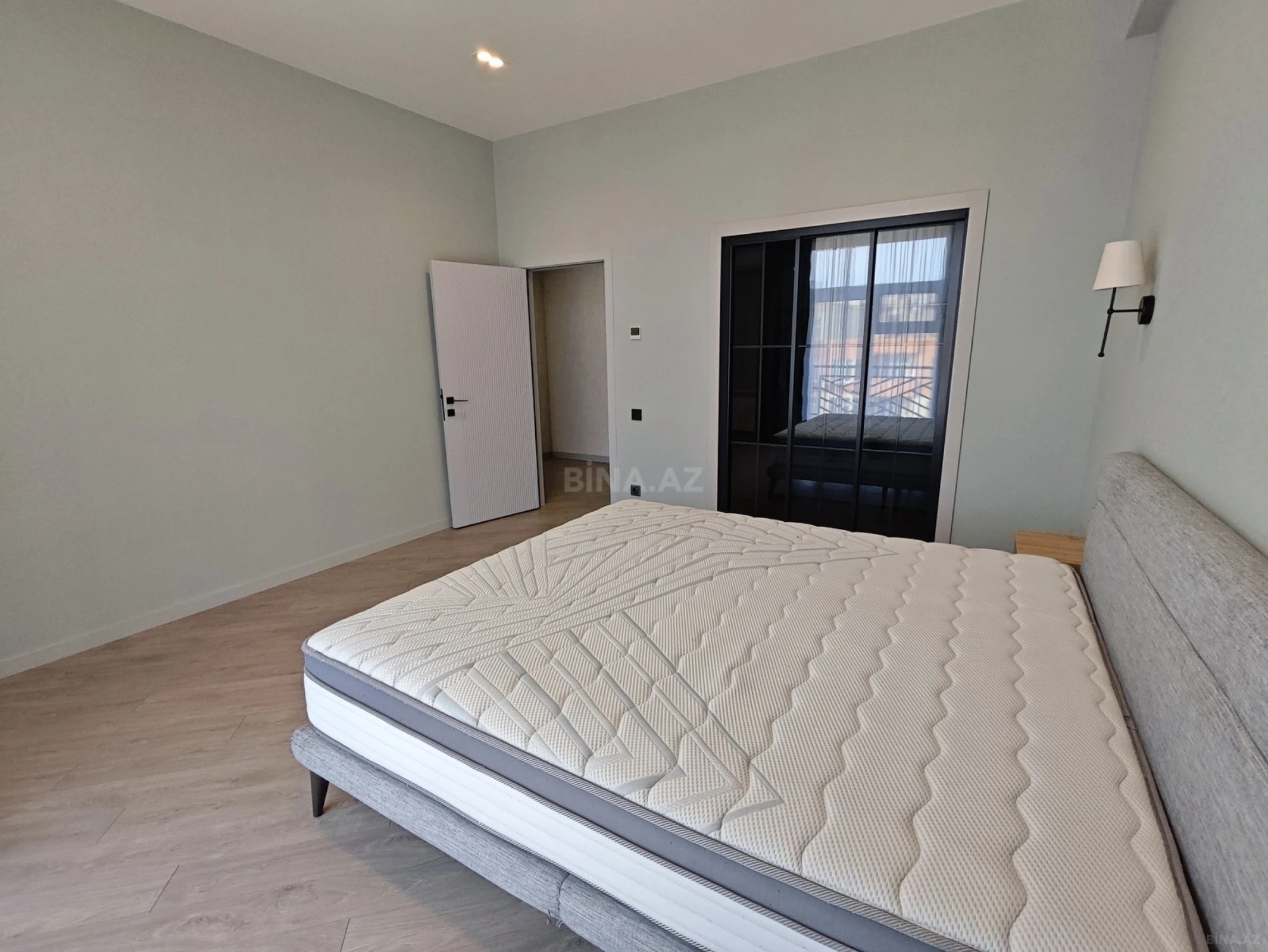 Satılır 4 otaqlı mənzil 135 m²