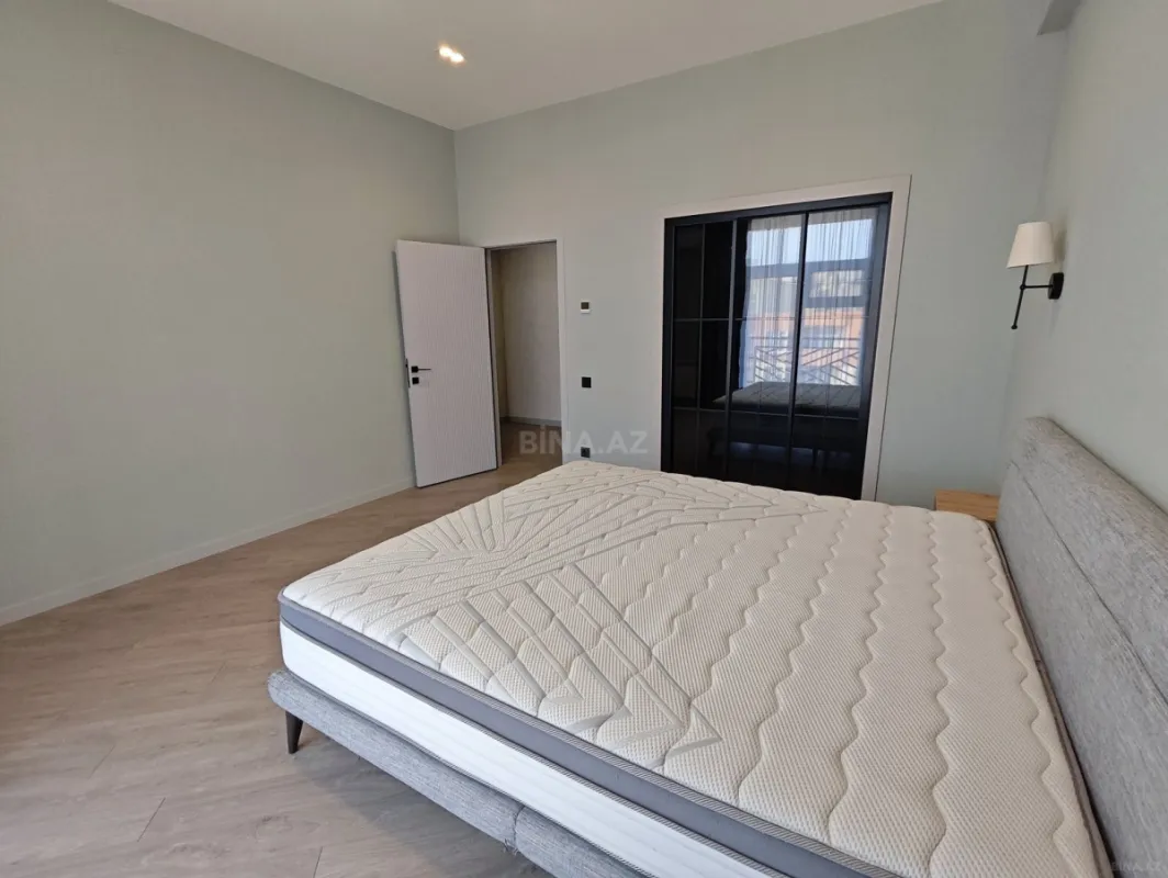 Satılır 4 otaqlı mənzil 135 m²