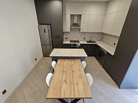 Satılır 4 otaqlı mənzil 135 m²