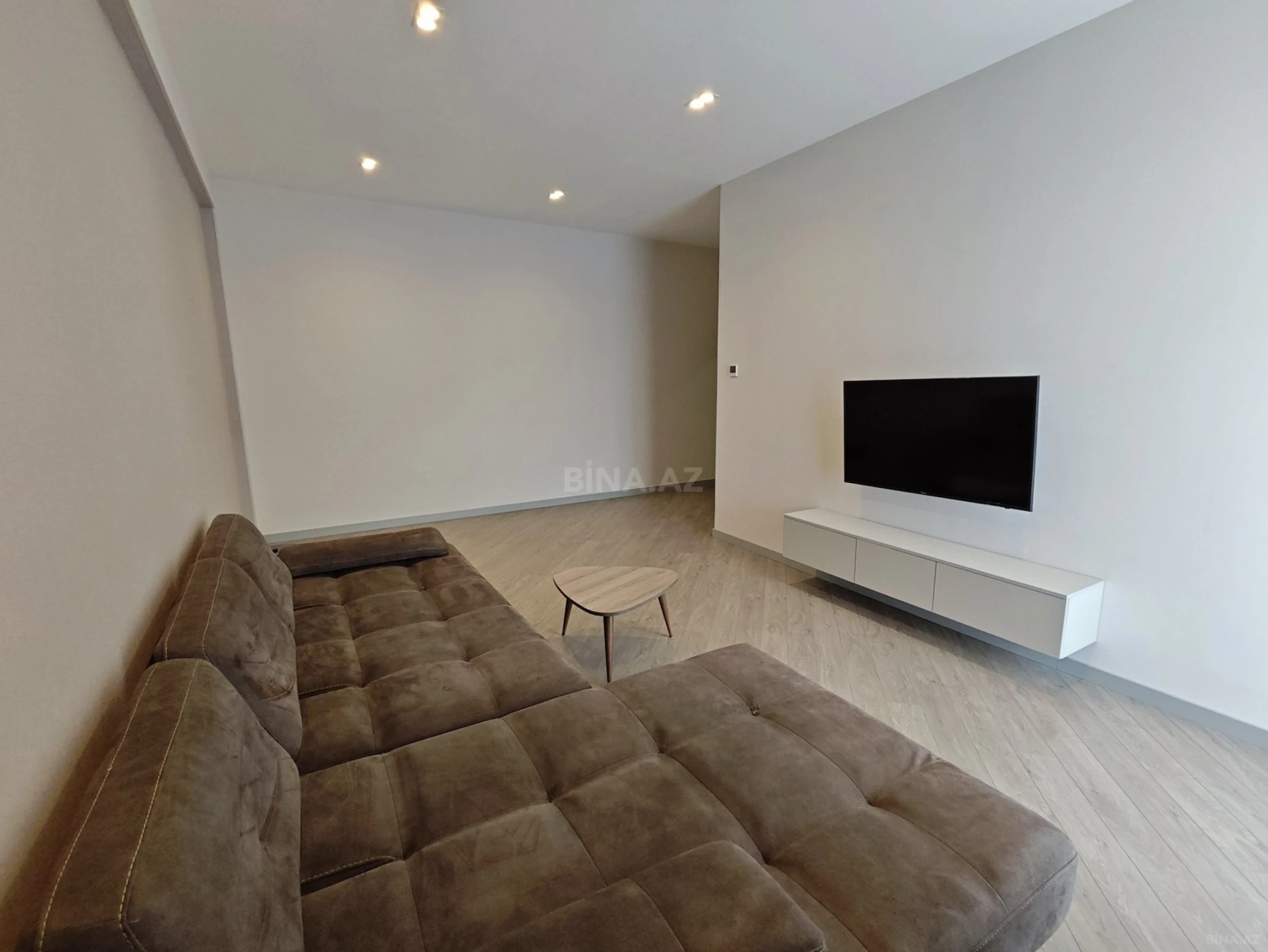 Satılır 4 otaqlı mənzil 135 m²