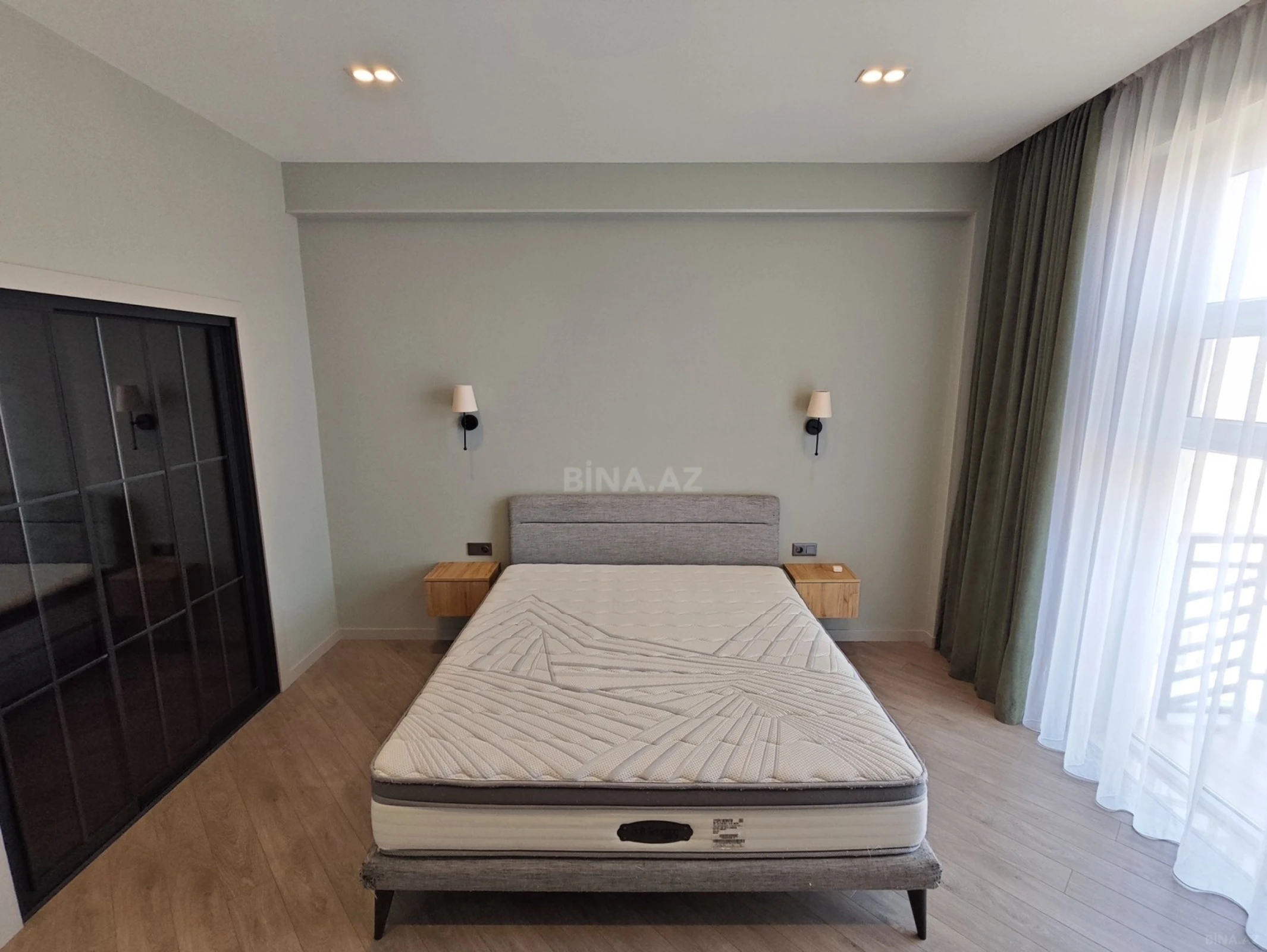 Satılır 4 otaqlı mənzil 135 m²