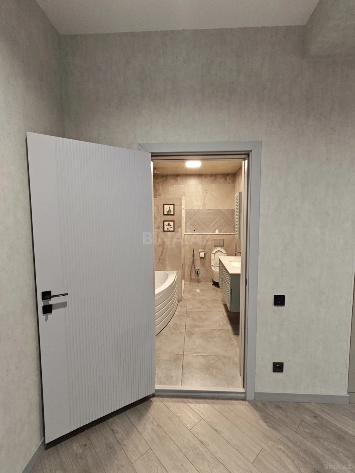 Satılır 4 otaqlı mənzil 135 m²