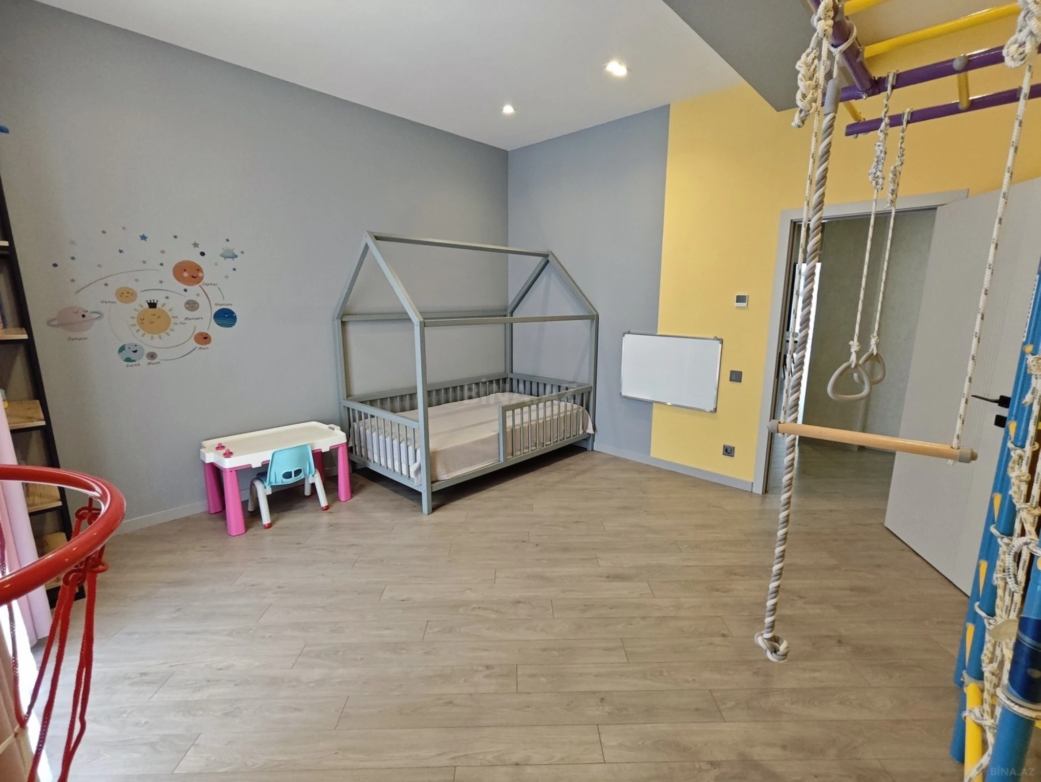 Satılır 4 otaqlı mənzil 135 m²