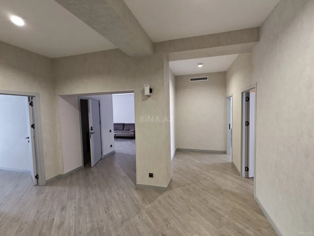 Satılır 4 otaqlı mənzil 135 m²