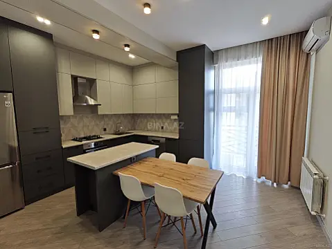 Satılır 4 otaqlı mənzil 135 m²