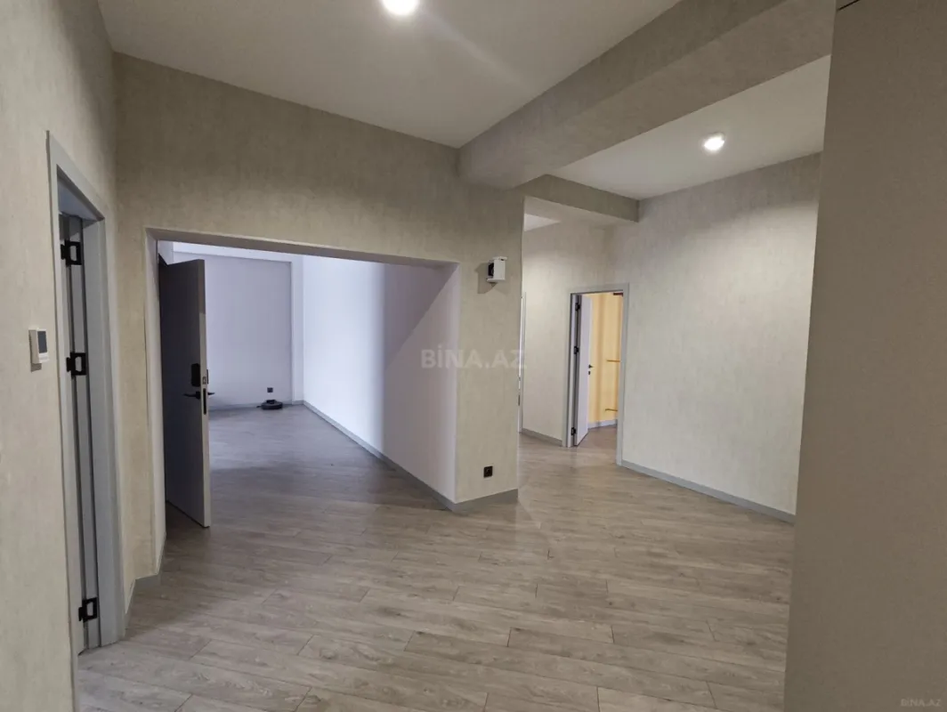 Satılır 4 otaqlı mənzil 135 m²
