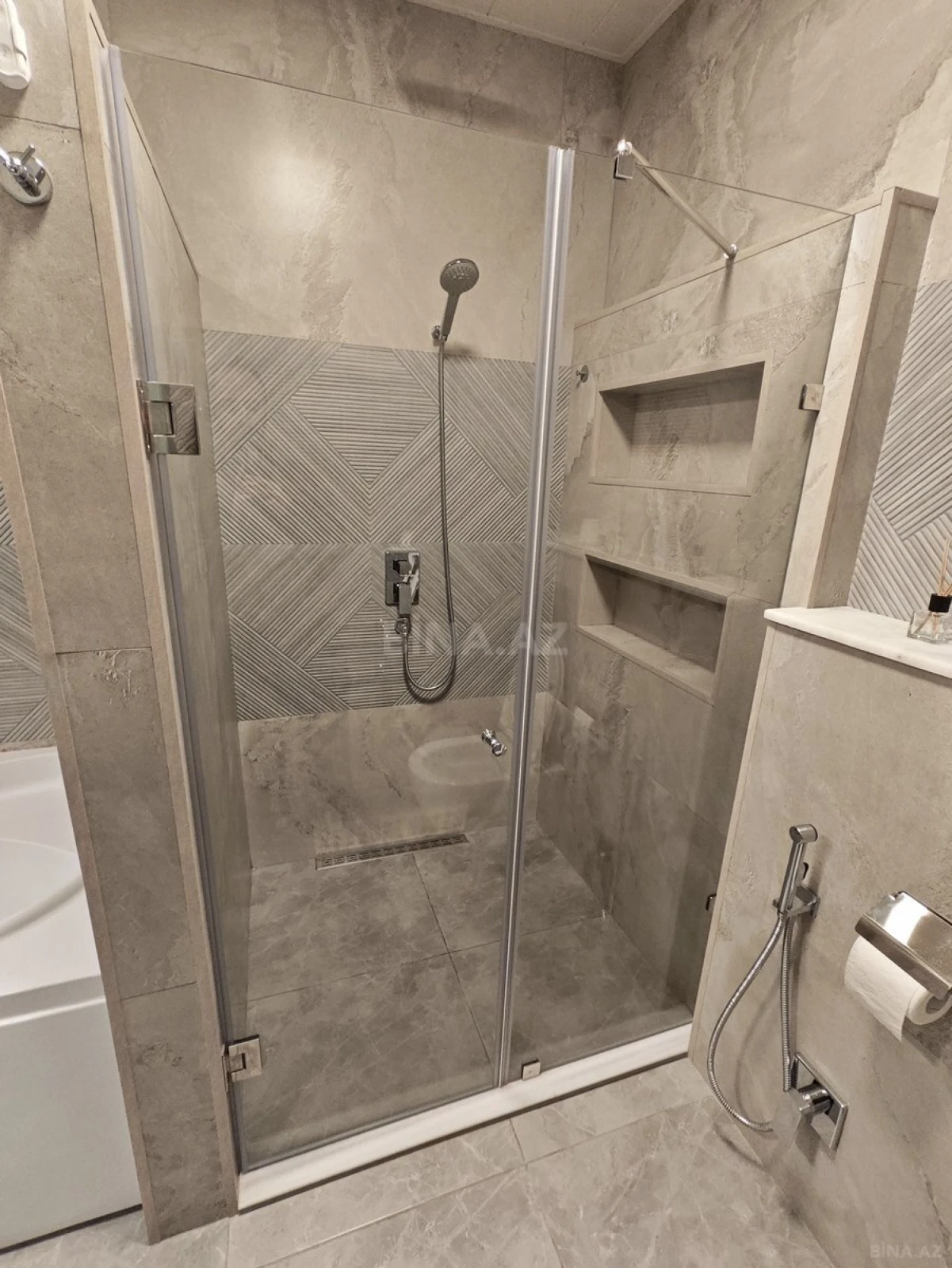 Satılır 4 otaqlı mənzil 135 m²