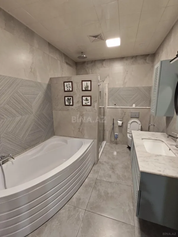 Satılır 4 otaqlı mənzil 135 m²
