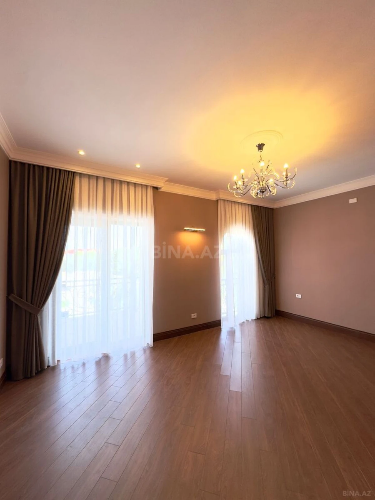 Satılır 6 otaqlı həyət evi 500 m²